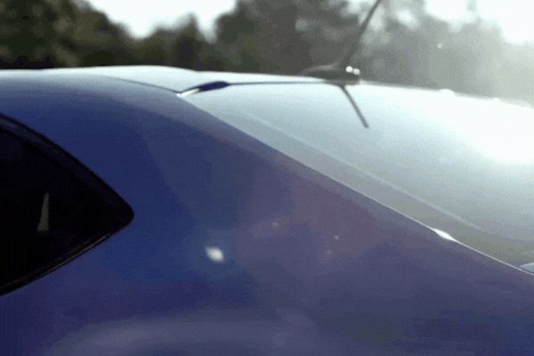 Close-up of sunlight hitting a car’s rear window, illustrating how ceramic window tint reduces glass temperature by blocking infrared rays and limiting heat buildup.