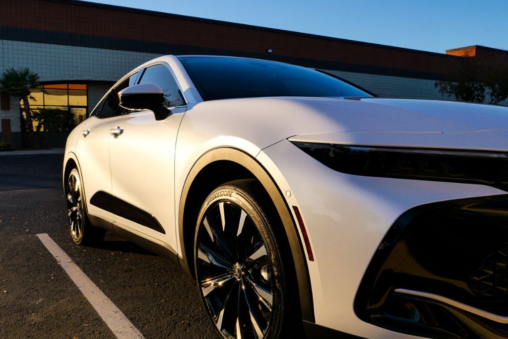 White SUV parked in Arizona sunlight, illustrating how lower glass temperature protects the interior from radiant heat and maintains comfort before using the AC.